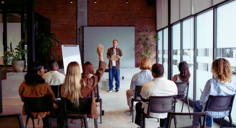Animateur dirigeant un atelier sans agence avec une équipe de participants en séminaire