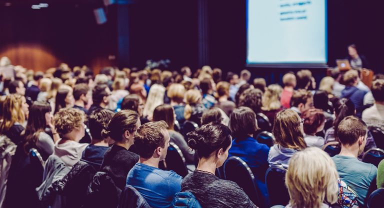 Salle pleine lors d'une convention d'entreprise avec audience face à l'intervenant