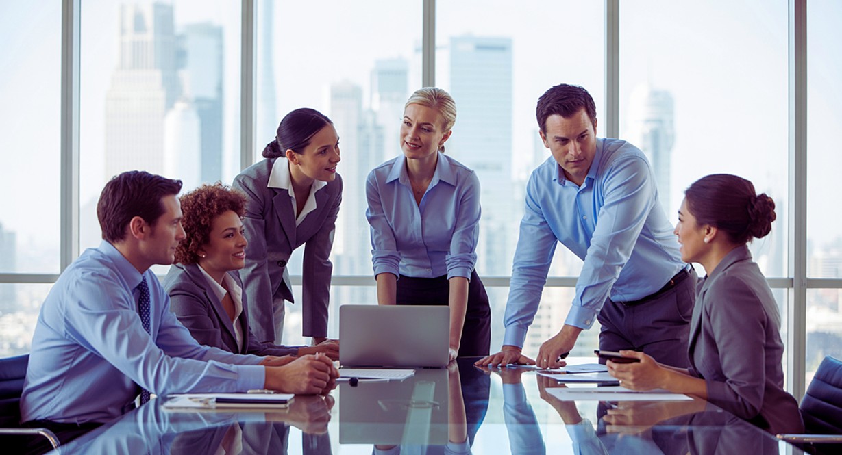 Équipe professionnelle en collaboration dans un bureau moderne