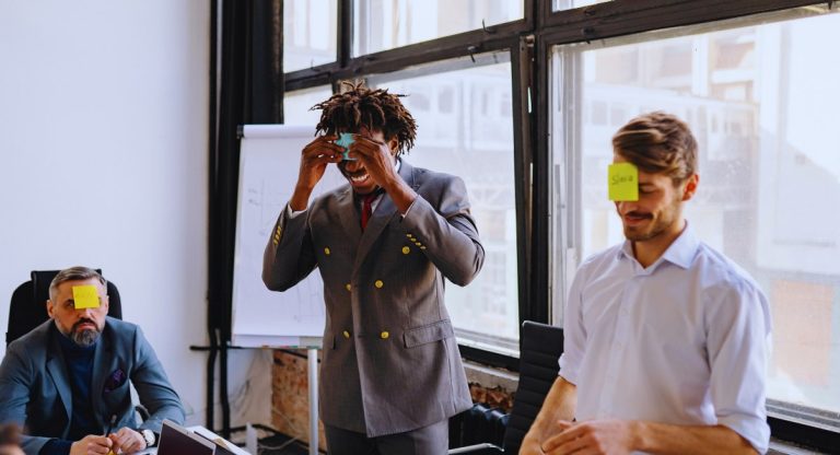 collègues jouant au jeu du post-it sur le front en réunion icebreaker