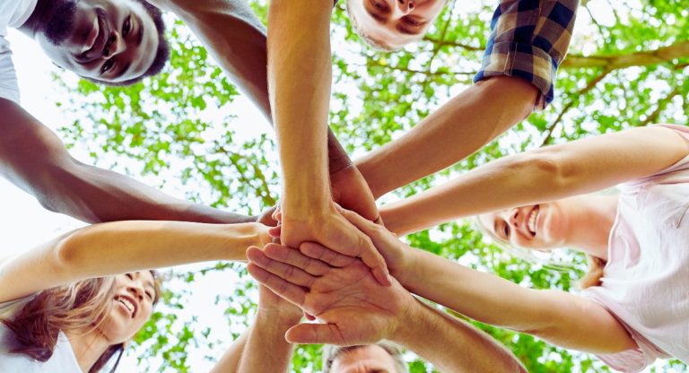 Équipe empilant leurs mains ensemble lors d'un kick-off ou atelier team building