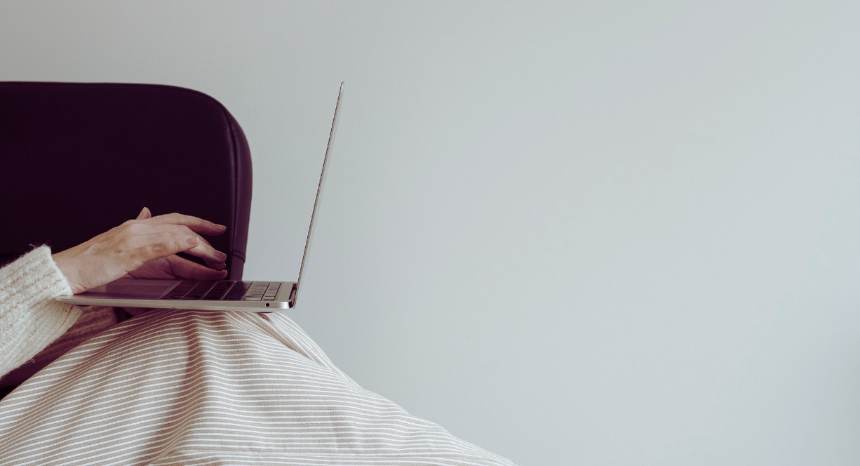 Personne travaillant sur laptop en télétravail pour un séminaire en distanciel