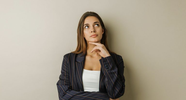 Femme pensive levant les yeux avant de s'exprimer en reunion