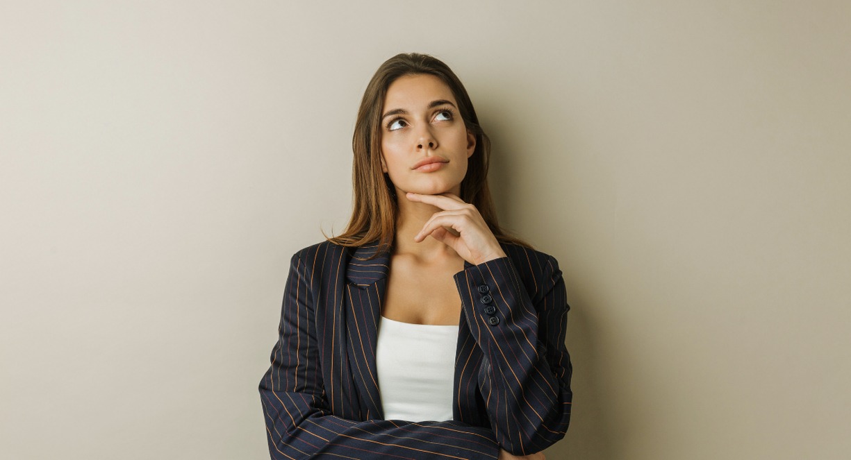 Femme pensive levant les yeux avant de s'exprimer en reunion